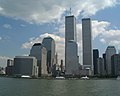 Fotografiado junto con el World Trade Center original en agosto de 2000.