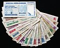 Un échantillon de billets de banque zimbabwéens imprimés entre juillet 2007 et juillet 2008 illustre l'important taux d'inflation du pays.