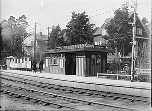 Ålstens Gård spårvagnshållplats i Ålsten 1931. Väntpaviljongen ritades av Waldemar Johanson.