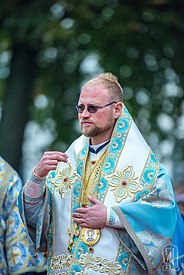 Pravoslavný arcibiskup Jiří činí znamení kříže během liturgie