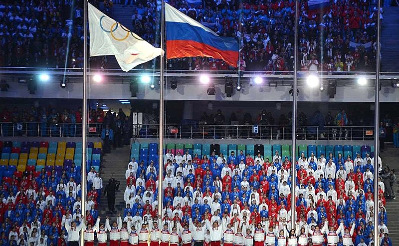 Файл:Олимпийский и российский флаг на церемонии закрытия Олимпийских игр 2014.jpeg