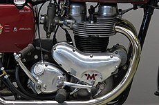 Het carter werd herzien i.v.m. de langere slag. De vierversnellingsbak stamt van Norton, dat sinds 1953 deel uitmaakte van Associated Motor Cycles.