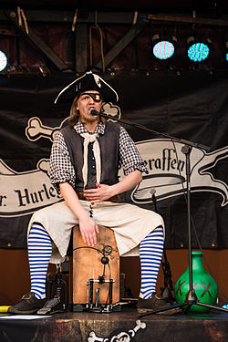 Mr. Hurley und die Pulveraffen (Commons)