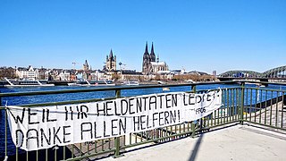 Rhein, Dom, Hohenzollernbrücke und Danke-Banner für Corona-Helfer im Sommer 2020