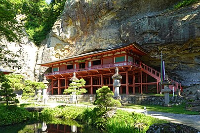 Pref. Iwate, miasto Hiraizumi, świątynia Bishamon-dō w jaskini Takkoku no Iwaya[3]