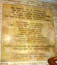 Memorial in the main building to honour the ten victims of the 1944 air strike and the two workers killed during construction in 1941. Aarhus Universitet - mindetavle.jpg