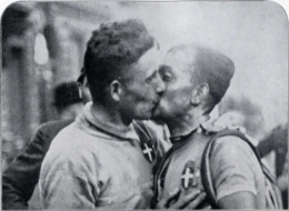 Alfredo Binda and Allegro Grandi kiss at the 1930 World Road Cycling Championships