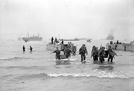 American troops landing on the beach at Arzeu.jpg