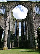 Coro gótico mosano en las ruinas de la abadía de Aulne.