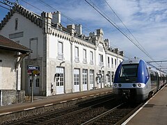 Un TER en gare d'Auxonne.