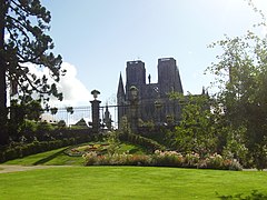 Vista de la iglesia de "Notre-Dame", desde el Jardin des Plantes.