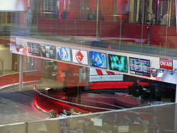Součástí redakce je i televizní studio, odkud se vysílají hlavní zpravodajské relace.