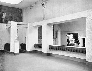 Installatie door Josef Hoffmann van het Beethovenfries van Gustav Klimt in het Secessiongebouw (1902)
