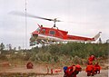 Пожарные готовятся к развертыванию прибывающего по контракту Bell 204B в 1995 году.