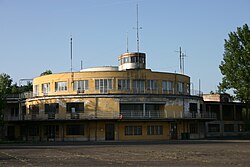 A közigazgatásilag a XI. kerülethez tartozó, azon belül Örsöd városrészben található Budaörsi repülőtér műemlék főépülete