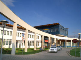 Sede do governo distrital Bezirkshauptmannschaft (BH) em Bruck an der Leitha
