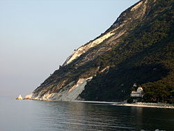 Église Sainte Marie de Portonovo en contrebas du Mont Conero.