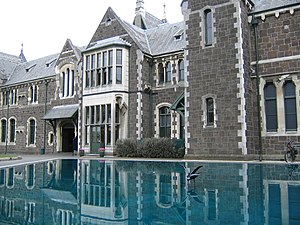 Reflekterande basseng framfor Christchurch Arts Centre, i Christchurch i New Zealand