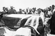 Гроб короля Абдаллы I в Иордании, 29 июля 1951.png