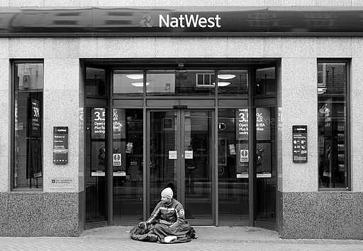 Bettler vor einer Bank in Fishergate, Preston (Lancashire)