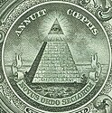 Dieses Bildelement der Ein-Dollar-Note zeigt eine unvollständige Pyramide, über der das Auge der Vorsehung und der lateinische Schriftzug Annuit coeptis prangt. Unterhalb befindet sich der Schriftzug Novus ordo seclorum – für viele Verschwörungstheoretiker ein wichtiger Beweis einer globalen Verschwörung des Illuminatenordens oder der Freimaurer.