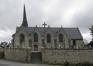 Ffasâd ddeheuol eglwys Sant Pedr