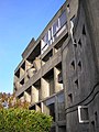 Edificio de la Cooperativa Eléctrica de Chillán, remontado a 1965, es un ejemplo de estilo brutalista.