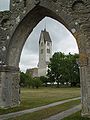 Kirche durch das Portal des mittelalterlichen Pfarrhofes gesehen