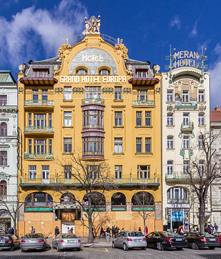 Grand Hôtel Europa. Construit dans le style Art nouveau entre 1903 et 1906, cet établissement a conservé sa façade ainsi qu'une grande partie des décorations intérieures d'origine (comptoirs, miroirs, lambris, lustres).