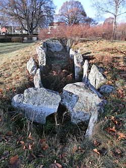 Hällkistan på Herrljunga kyrkogård.