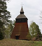 Klockstapeln öster om kyrkan.