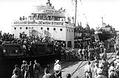 Ontscheping van de Medinat HaYehudim en de Geulah (rechts) in Haifa, oktober 1947