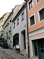 Wohnhaus mit rückwärtigem Seitenflügel und Stützmauer im Hof, in geschlossener Bebauung