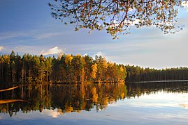 Syksyinen maisema Holma-Saarijärvellä.