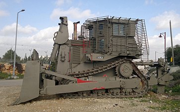 D9R/T (blindé de quatrième génération) de Tsahal stationné près d'un avant-poste militaire (vue de face).