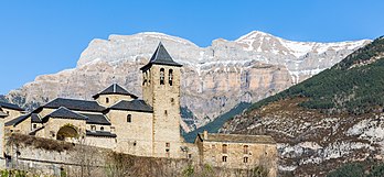 Igreja de São Salvador, Torla, província de Huesca, Aragão, Espanha. A igreja, em estilo gótico tardio, mas com um portal renascentista, data do século XVI. Ao fundo, as montanhas do Parque Nacional de Ordesa e Monte Perdido. (definição 5 633 × 2 598)