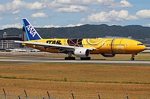 Boeing 777-200ER dengan liveri Star Wars C-3PO