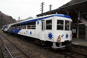 末端車輛是無窗開放空間的國鐵12系客車。