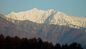 大町市から望む鹿島槍ヶ岳、双耳峰（左：南峰、右：北峰）