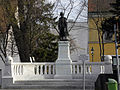 Kaiserdenkmal in Klosterneuburg von 1908 mit Einfriedung aus weißem Marmor