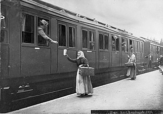 Järnvägen kom till staden 1860. På bilden syns försäljare av Södertäljekringlor; så kallade Kringelgummor.