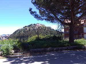 La Rocca che ospita i ruderi del Castello dei Ventimiglia vista dal versante ovest
