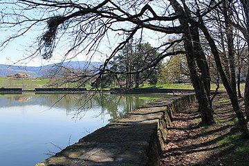 Une partie de la digue sur la rive sud du lac (avril 2013).