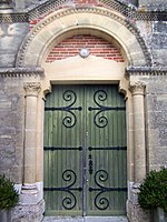 Eines der beiden Eingänge der Kirche