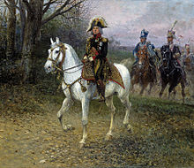 Un maréchal de Napoléon sur un cheval blanc, regardant de face, suivi d'une escorte de lanciers.