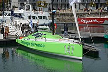 Le monocoque à quai dans le port de La Rochelle