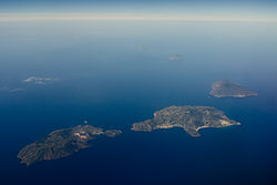 Liparisaaria ilmasta, etualalla suurimmat saaret Vulcano (vas.), Lipari ja Salina.