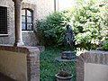 Rigoletto, scultura in bronzo, 1978, Mantova, Casa di Rigoletto