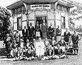 A Mau mozgalom vezetői 1929-ben, középen fehér ruhában a mozgalom legfontosabb alakja, III. Tupua Tamasese Lealofi ül
