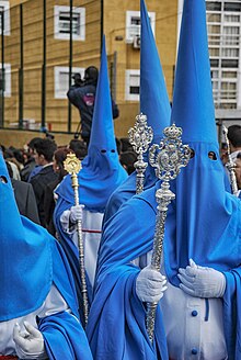 Miembros del cortejo de la Hermandad de la Victoria